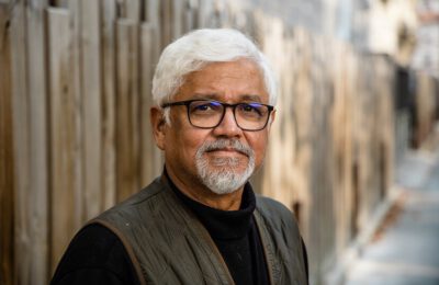 Amitav Ghosh opent ogen met verhalen die klimaat, geschiedenis en menselijkheid verbinden. In zijn boeken toont hij hoe literatuur ons kan helpen de klimaatcrisis te begrijpen niet als abstract probleem, maar als urgente, menselijke realiteit. Zijn werk is zowel waarschuwend als hoopvol.