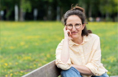Babette Porcelijn inspireert door klimaatverandering concreet en persoonlijk te maken. Met haar boeken toont ze hoe kleine keuzes grote gevolgen hebben, en hoe iedereen verschil kan maken. Haar heldere, hoopvolle benadering maakt duurzaamheid niet alleen urgent, maar ook haalbaar.