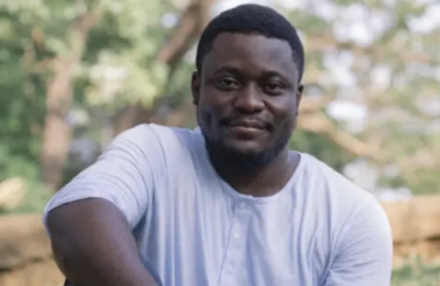 Bayo Akomolafe inspireert door de mythe van vooruitgang radicaal te bevragen. Hij nodigt uit om in de ruïnes van het oude nieuwe manieren van zijn te ontdekken – niet als oplossing, maar als een diepere, meer poëtische relatie met onzekerheid. Zijn denken is verstorend, dichterlijk en bevrijdend.