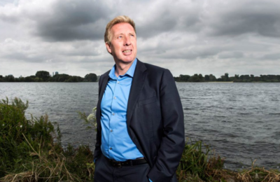 Jan Rotmans inspireert door transities niet als bedreiging, maar als kans te zien. Hij toont dat systeemverandering mogelijk is als we durven loslaten, experimenteren en samenwerken. Zijn boodschap: chaos is geen probleem, maar een voorwaarde voor iets nieuws.