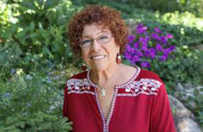 Margaret Wheatley inspireert door leiderschap te herdefiniëren als een daad van moed en verbinding. Ze toont dat echte verandering ontstaat in relaties, niet in hiërarchieën, en dat hoop ligt in het samen optrekken, zelfs in onzekere tijden. Haar benadering is warm, wijs en onconventioneel.