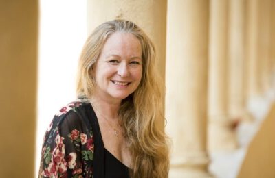 Nora Bateson inspireert door complexiteit te omarmen als levenskunst. Ze laat zien dat systemen niet lineair, maar warrelend en verbonden zijn – en dat ware verandering begint met het loslaten van simpele oplossingen. Haar werk nodigt uit om met nieuwsgierigheid en moed in de chaos te stappen.