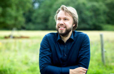 Paul Schenderling inspireert door economische groei radicaal te herdefiniëren. Hij pleit voor een economie die kwaliteit boven kwantiteit stelt, en laat zien dat welzijn en duurzaamheid hand in hand kunnen gaan. Zijn visie op postgroei is zowel realistisch als hoopvol.