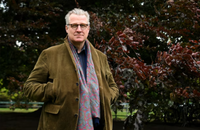 Philipp Blom inspireert door geschiedenis als spiegel voor het heden te gebruiken. Hij toont hoe verleden en toekomst verbonden zijn, en daagt ons uit om met kritisch optimisme naar onze tijd te kijken. Zijn werk maakt complexe ideeën toegankelijk en urgent.