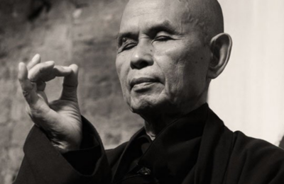 Thich Nhat Hanh inspireert door zijn eenheid van mindfulness en activisme. Met rustige kracht leert hij dat vrede en verandering beginnen bij bewust ademen en luisteren. Zijn boodschap: aandacht voor het kleine is de sleutel tot het grote.