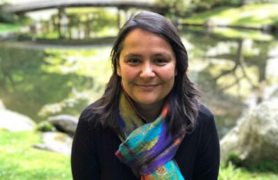 Vanessa Andreotti daagt uit met radicale eerlijkheid over kolonialisme, onderwijs en globale rechtvaardigheid. Haar werk confronteert ons met ongemakkelijke waarheden, maar biedt ook ruimte voor transformatie en collectieve heling. Ze leert ons om systemen te bevragen en nieuwe manieren van samenleven te bedenken.