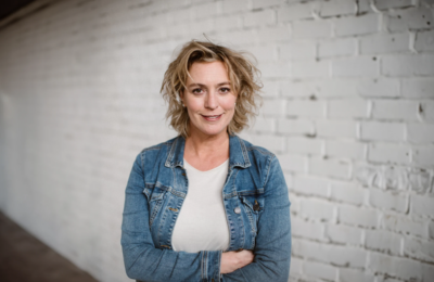 Jitske Kramer inspireert door cultuur en diversiteit als bron van innovatie te zien. Ze laat zien dat anders kijken, luisteren en samenwerken de sleutel is tot echte verandering. Haar benadering is speels, diepgaand en inclusief.