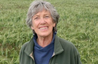 Joanna Macy inspireert door pijn voor de wereld te omarmen als kracht. Ze leert ons dat actieve hoop niet optimisme is, maar een keuze om te handelen, zelfs als de uitkomst onzeker is. Haar werk verbindt ecologie, boeddhisme en activisme tot een pad van moed en verbondenheid.